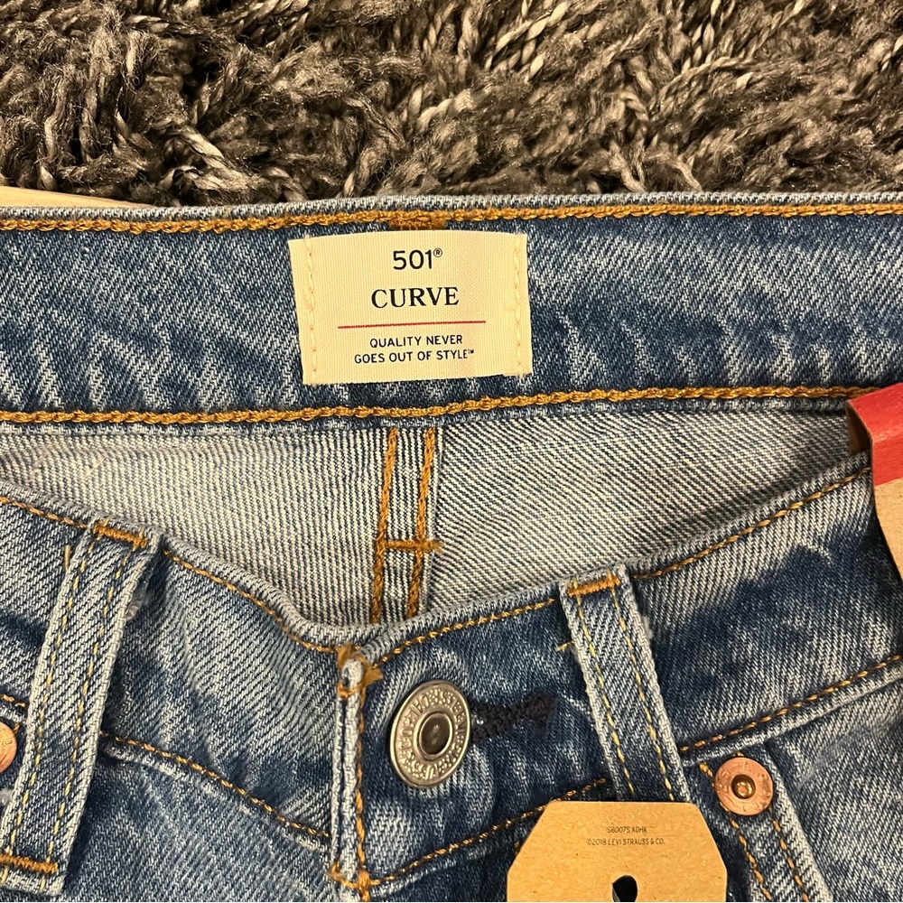 Levi's High Rise Straight Jeans in Light Blue Wash - Picture 6 of 10